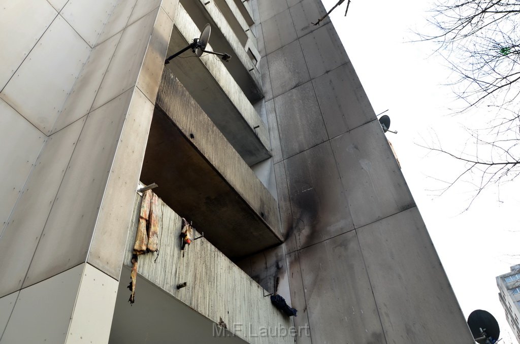 Wohnzimmer ausgebrannt Koeln Ostheim Gernsheimerstr P13.JPG - Miklos Laubert